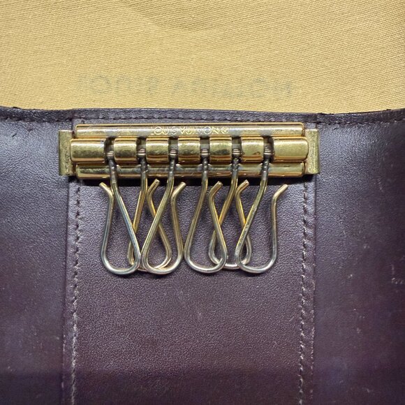 Louis Vuitton Vernis Monogram  6 Key Holder - Amarante